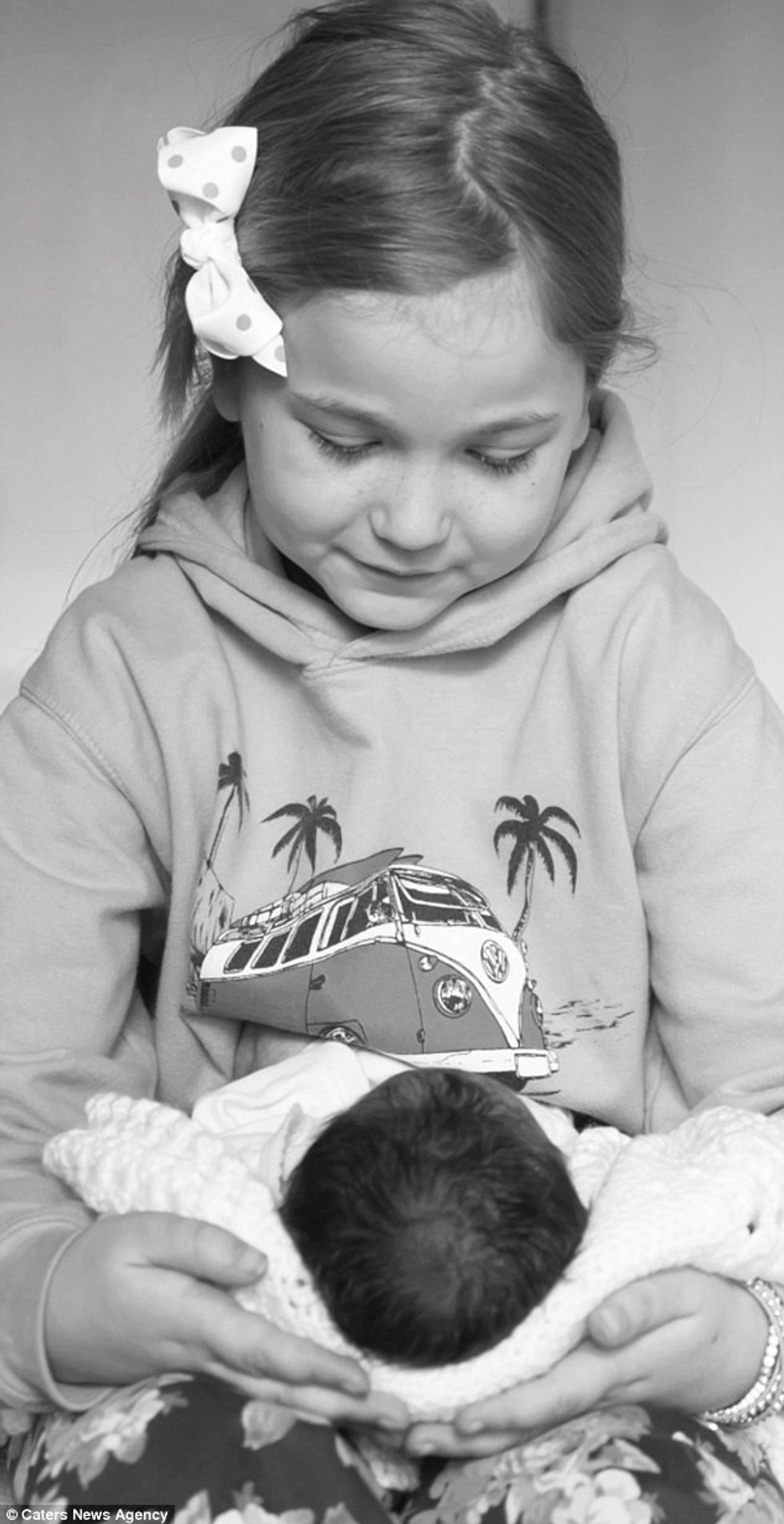 Prindërit i detyrojnë vajzat të fotografohen me motrën e tyre të vdekur foto 4