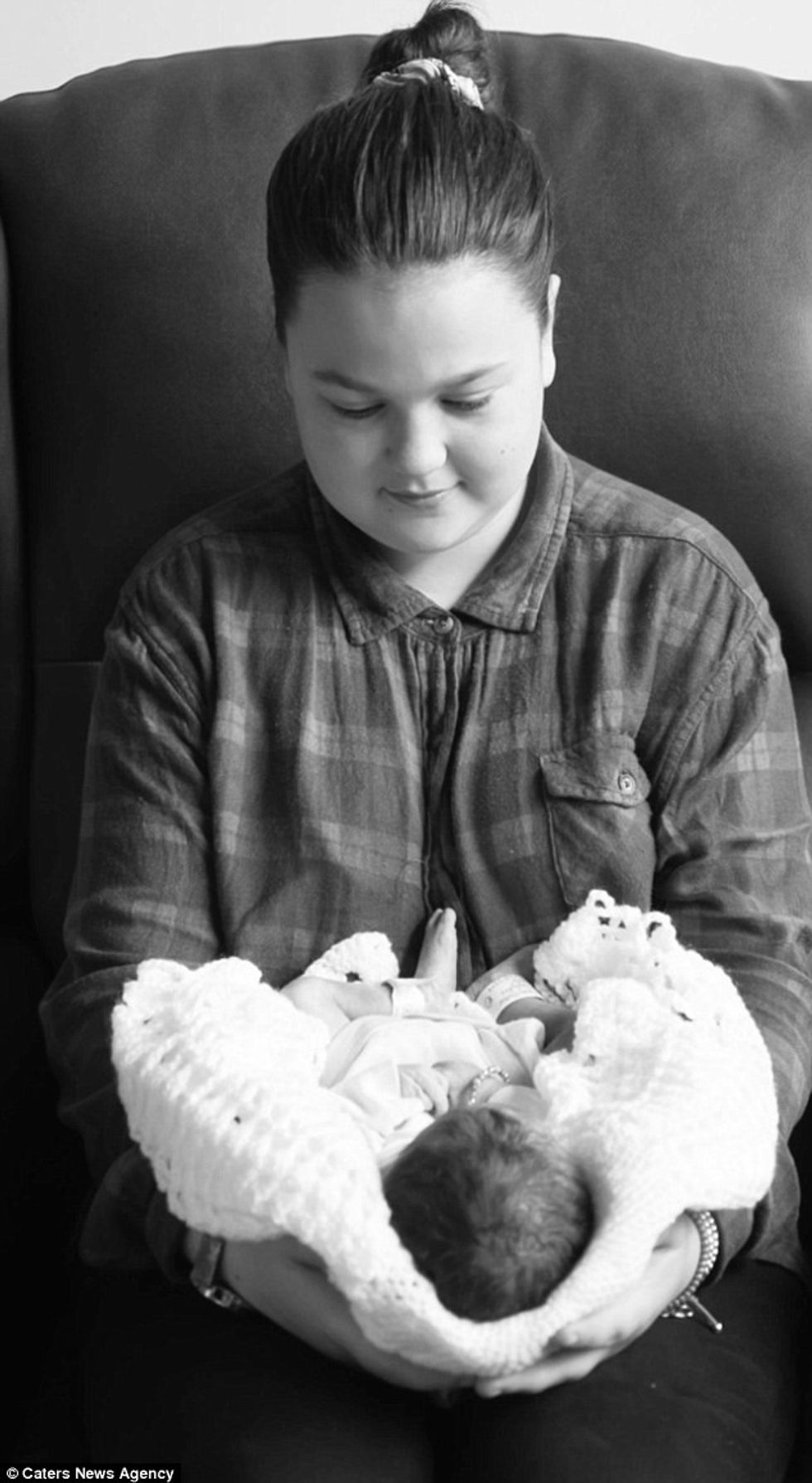 Prindërit i detyrojnë vajzat të fotografohen me motrën e tyre të vdekur foto 5