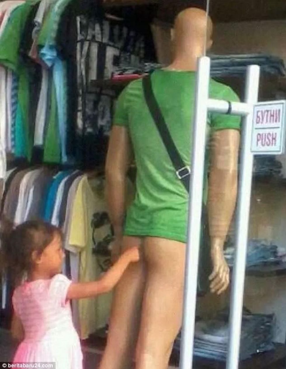 Prindërit kthyen kokën për një moment veprimet e femijeve te tyre jane te papritshme foto 4