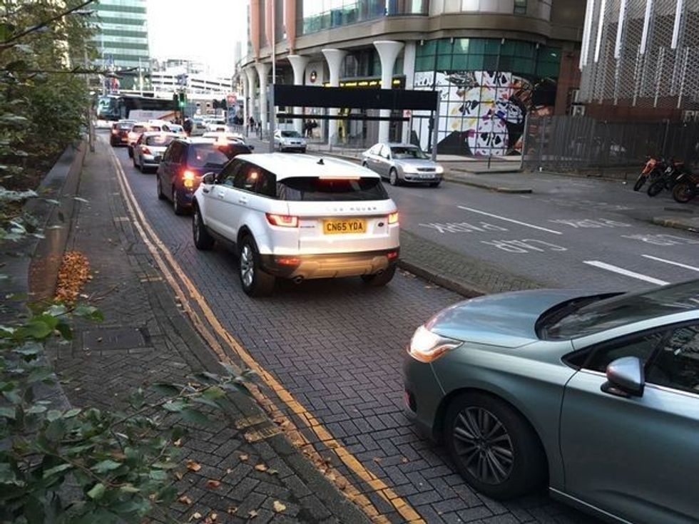 Pritën në kolonë për më se dy orë derisa dilnin nga parkingu foto 3
