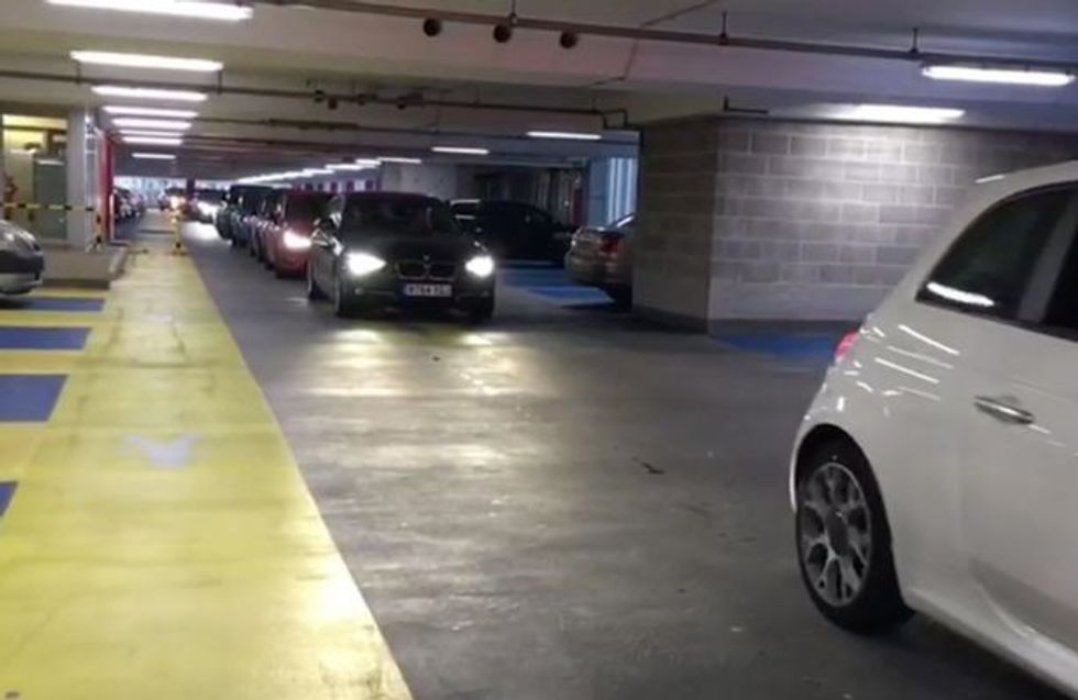 Pritën në kolonë për më se dy orë derisa dilnin nga parkingu foto 4