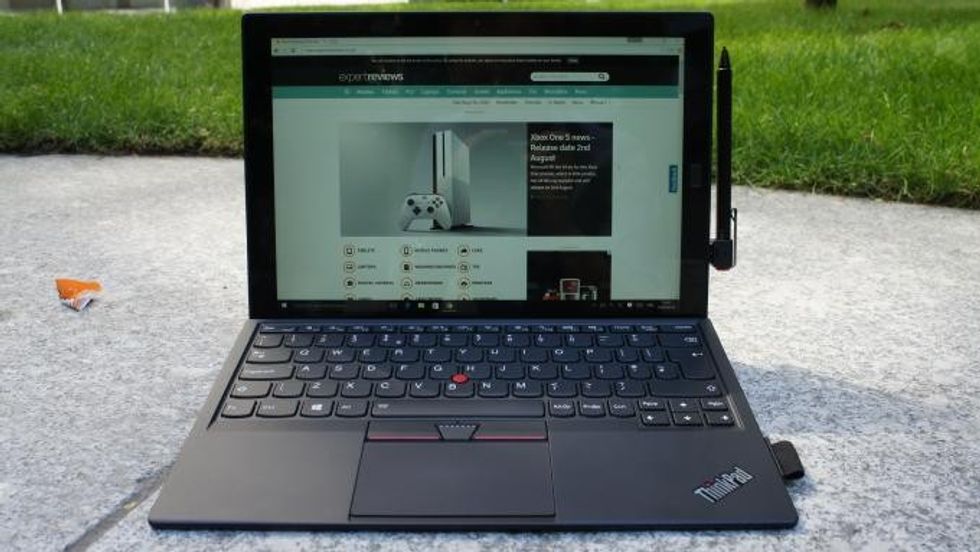 Procesori: Dual-core Intel Core m7-6Y75, RAM: 8GB, Dimisonet:x210mm, Pesha: 795g, Madhësia e ekranit: 14in, Rezolucioni i ekranit: 2,,440, Grafika: Intel HD 520, Memoria: 256GB SSD