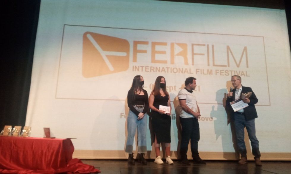 Producenti i filmit Mbijetesa dhe shkolla Nuhi Bytyci duke falenderuar jurine profesionale te International Ferfestival 2021
