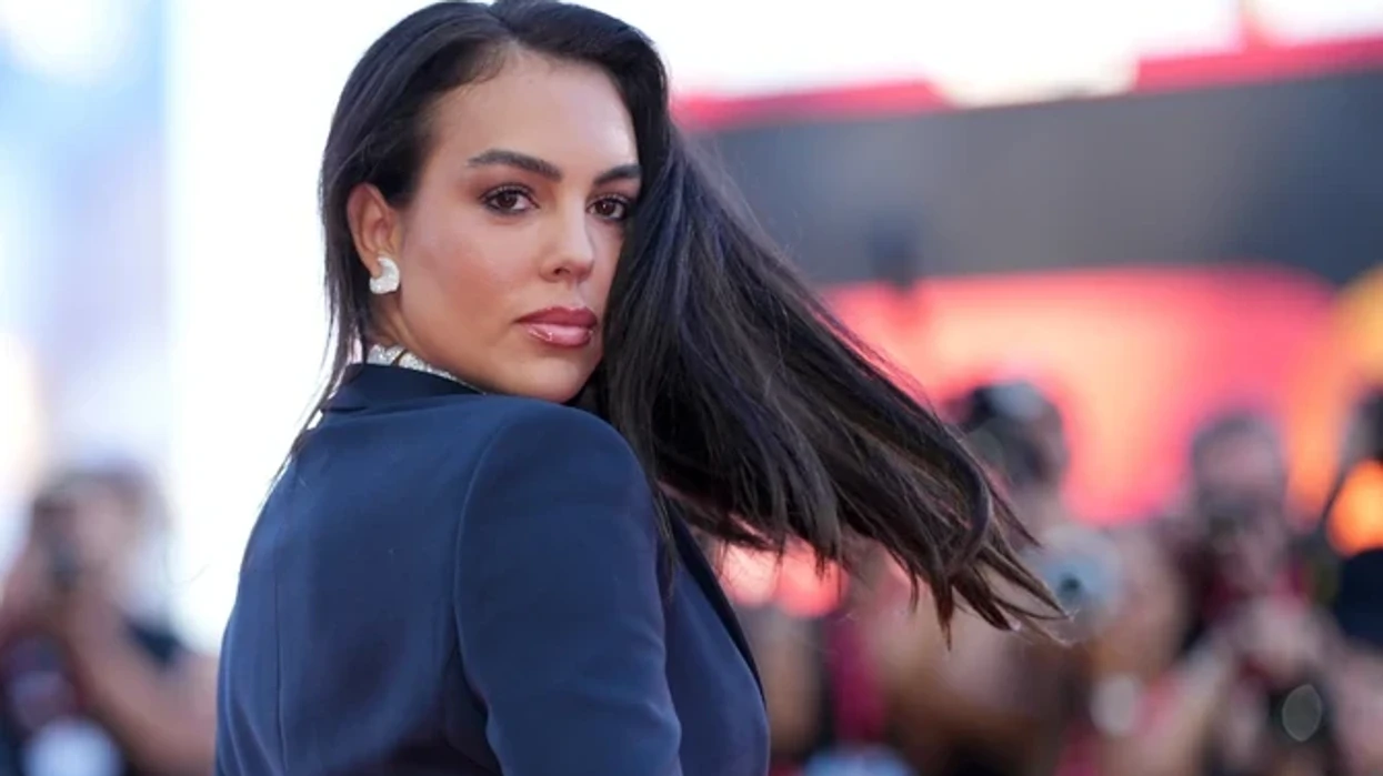 Georgina Rodriguez me kostum elegant dhe dekolte të thellë në tapetin e kuq