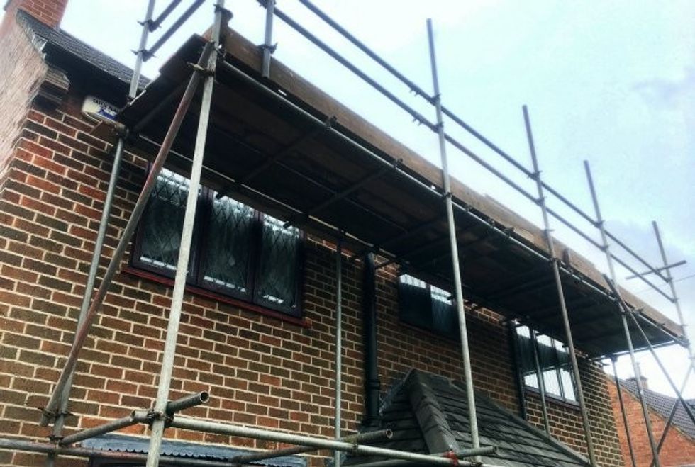 Pronarët gjetën shtëpinë të rrethuar me skela misterioze foto 2