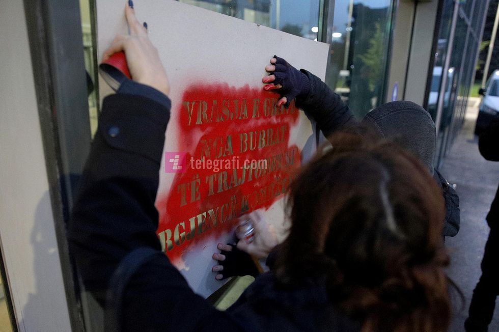 Protesta Kolektivi per Mendim dhe Veprim Feminist dhe YIHR Vrasja e grave nga burrat te trajtohet si urgjence kombetare foto Ridvan Slivova 21