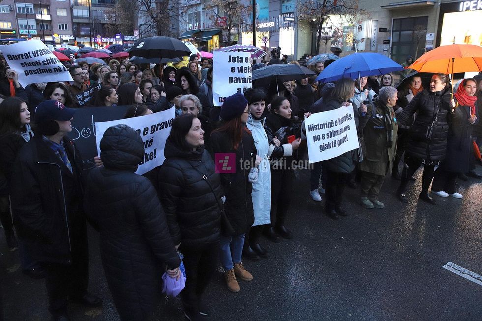 Protesta Kolektivi per Mendim dhe Veprim Feminist dhe YIHR Vrasja e grave nga burrat te trajtohet si urgjence kombetare foto Ridvan Slivova 11