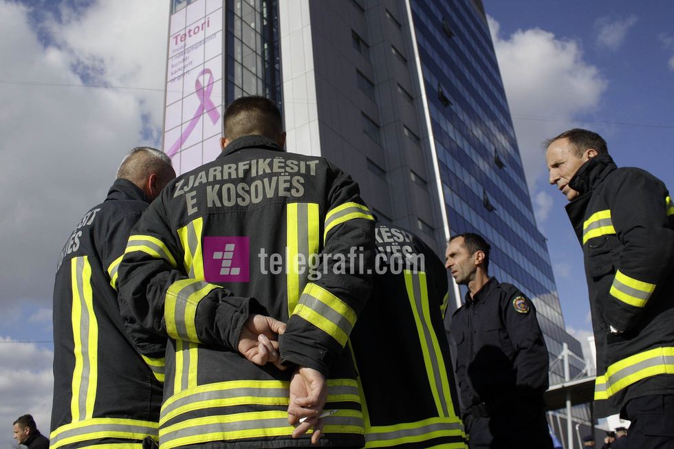 proteste e zjarrfikesve 15 nentor foto Ridvan Slivova 1