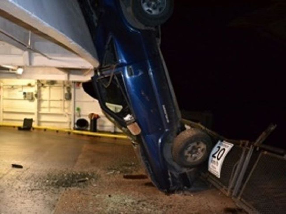 Provoi të hidhet me veturë nga porti në traget për ti ikur policeve foto 2