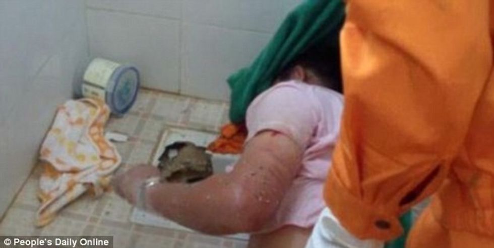 Provoi të merrte telefonin Tere naten mbeti me doren e ngecur ne guasken e tualetit foto 2