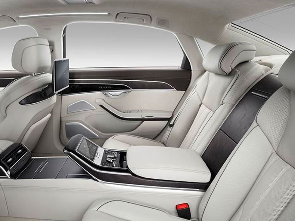 Publikohet modeli A8 Audi me teknologjine me te avancuar deri me tani foto 9