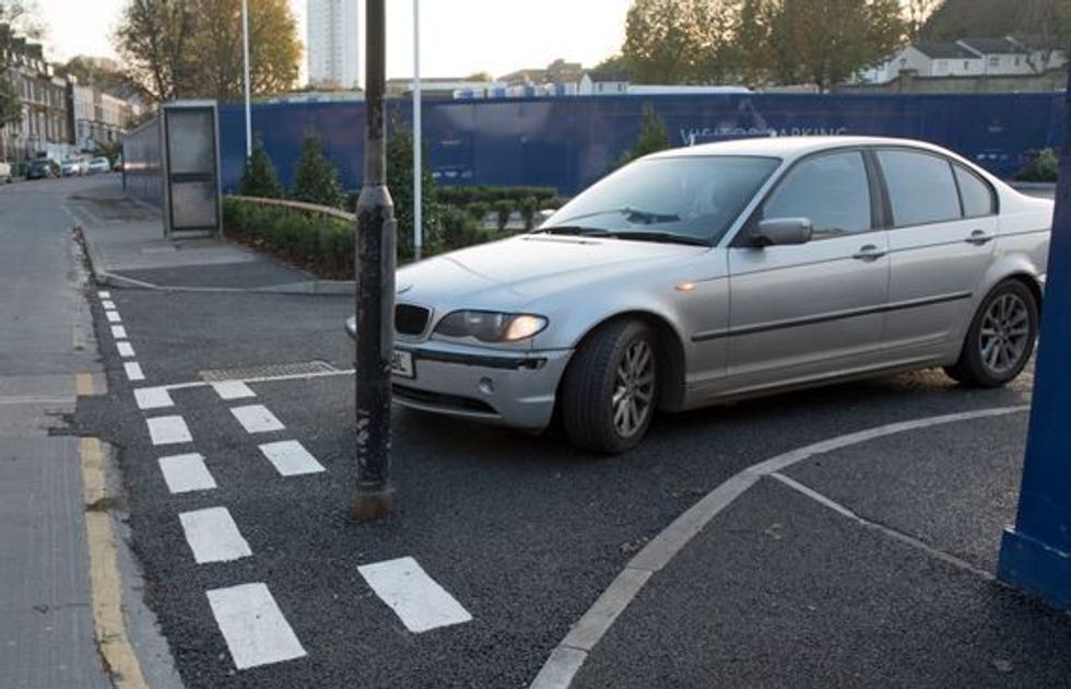 punetoret-e-ngathte-krijuan-rruge-kalimi-para-shtylles-se-ndricuesit-foto