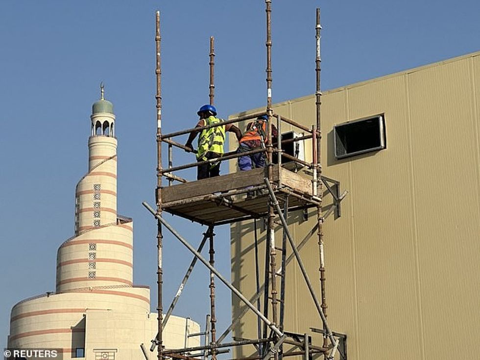 Punëtorët vendosën prekjet e fundit në një zonë tifozësh në Doha përpara fillimit të Kupës së Botës