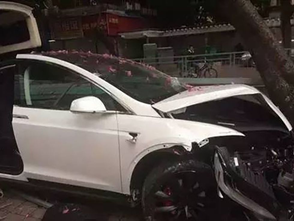 Punonjësi i autolarjes e përplasë në mënyrë misterioze një Tesla Model X foto 2