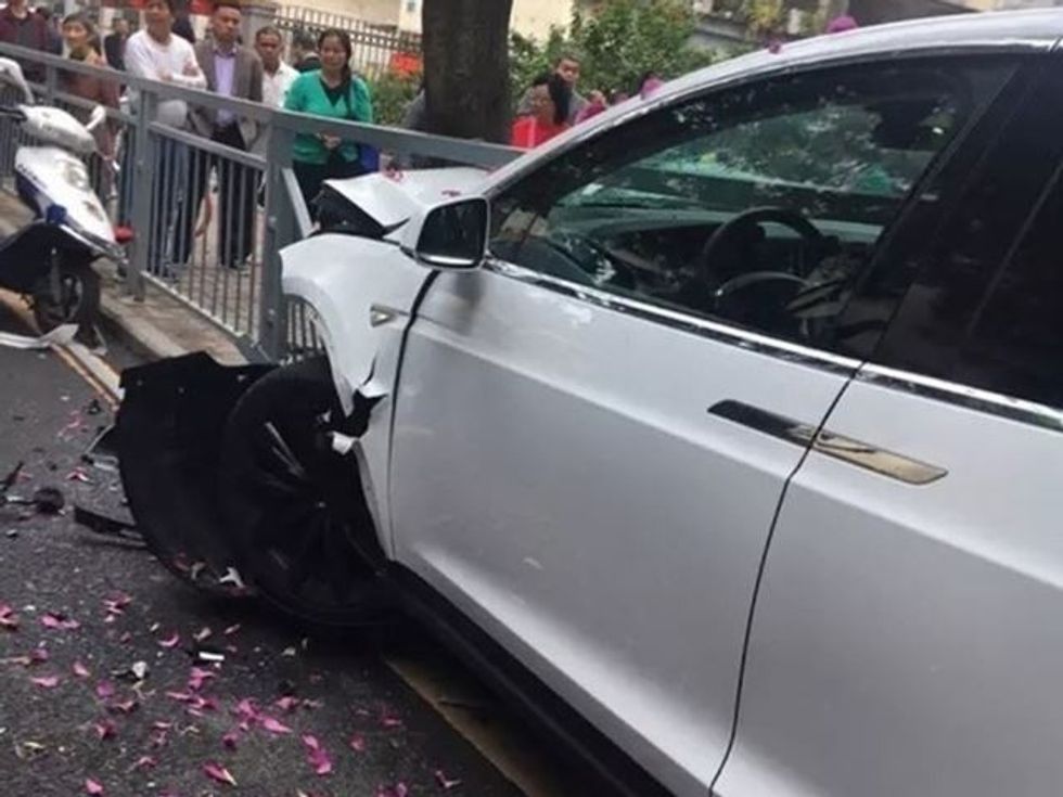 Punonjësi i autolarjes e përplasë në mënyrë misterioze një Tesla Model X foto 4