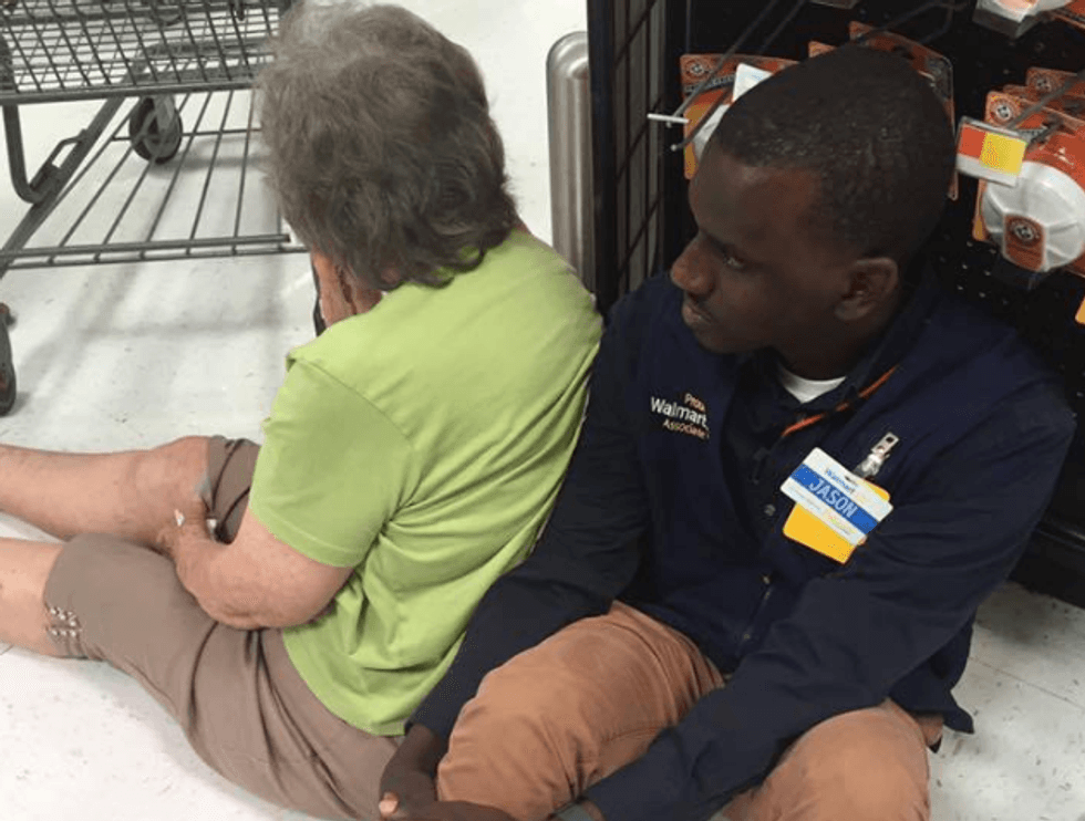 Punonjësi i qendrës tregtare qetësoi të moshuarën që kishte kriza nervore foto 2