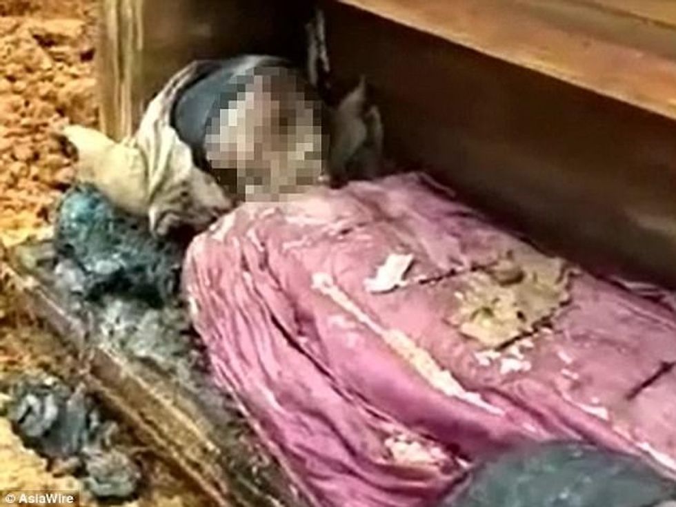 Punonjësit gjetën rastësisht trupin e lashtë qindra vjet shume te ruajtur dhe pa demtime foto 2