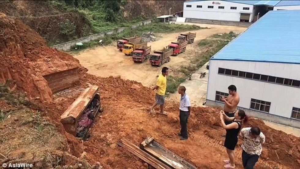 Punonjësit gjetën rastësisht trupin e lashtë qindra vjet shume te ruajtur dhe pa demtime foto 3