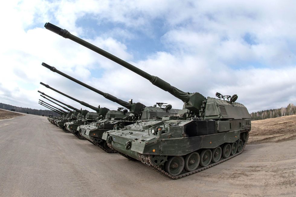 pzh 2000 self propelled howitzers