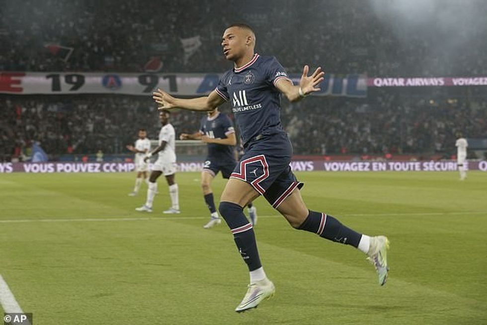 Që nga dhjetori 2022, Mbappé ka shënuar 302 gola në të gjitha garat deri më tani në karrierën e tij klubore (foto duke luajtur për PSG maj 2022)