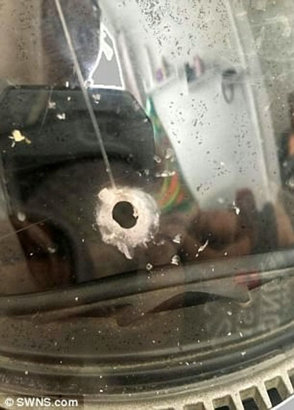 Qëllohet me pushkë ajrore plumbi i shpoi xhamin e helmetes foto 2