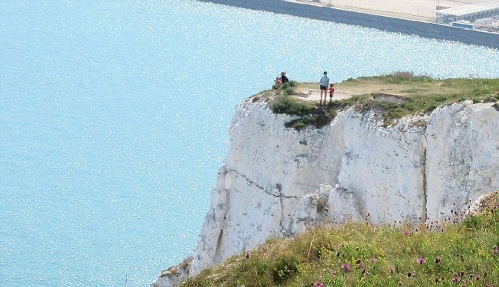 Qëndron me të birin në cep të shkëmbit që ka 120 metra foto 2