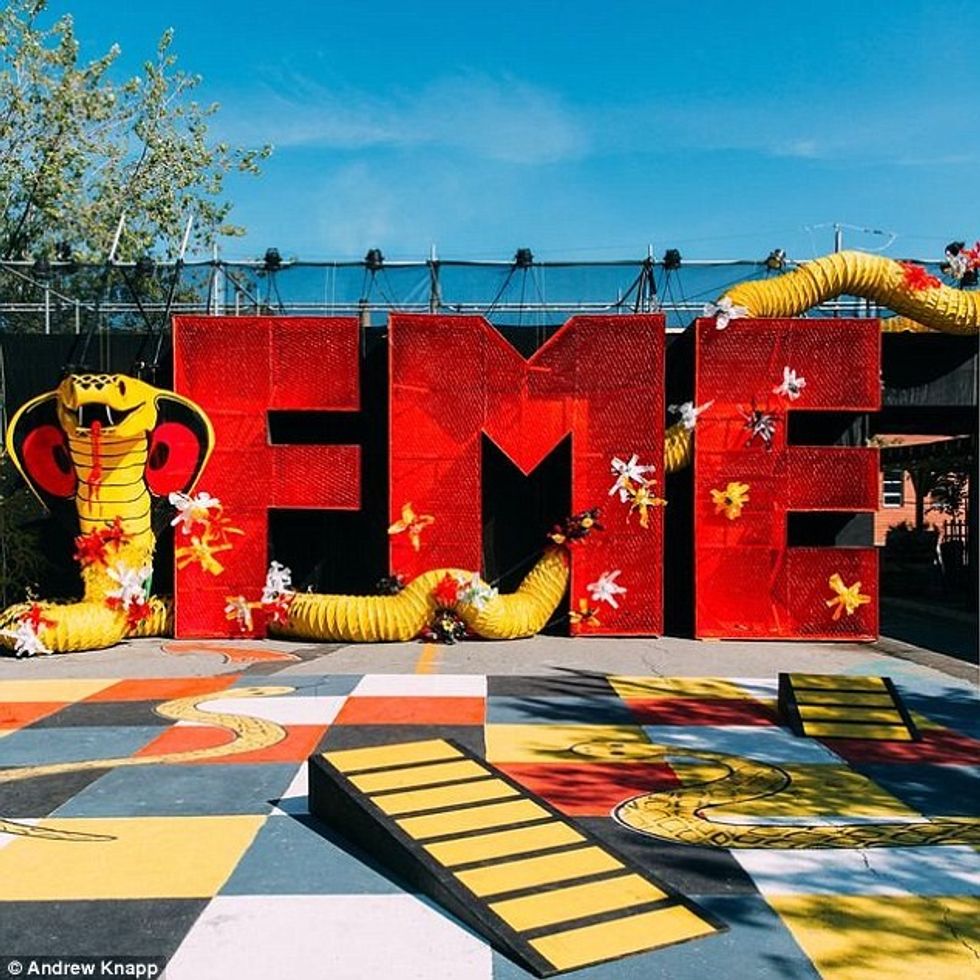 Qeni që e adhuron lojën fshehtas eshte veshtire te gjendet ne keto fotografi foto 2