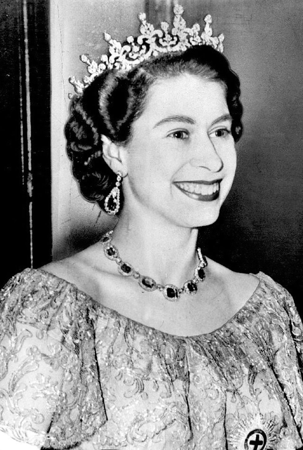 Queen_Elizabeth_II_-_1953-Dress