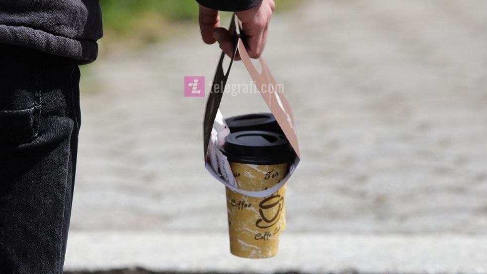 qytetaret masat anti covid 19 gastronomia Merre me vete Take away foto Ridvan Slivova 1 1