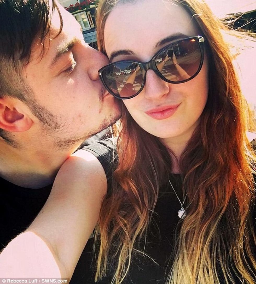 Ra në dashuri me mikun që e takoi në rrjetin social udhetoi 20 ore per ta takuar foto 3