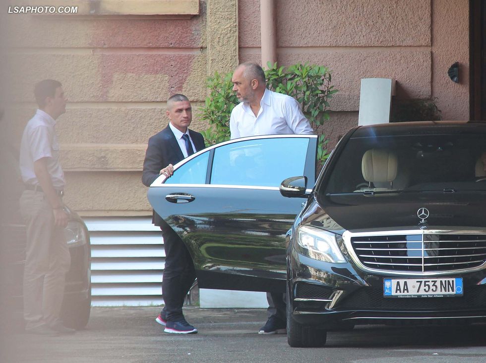 RAMA TAKON METEN - Kryeministri Edi Rama, duke dale nga kryesia e Kuvendit, pas nje takimi me Kryetarin e Parlamentit Ilir Meta, ku kane diskutuar ne lidhje me Reformen ne Drejtesi./r/n/r/nRAMA MEETS META - Prime Minister Edi Rama, after a meeting with Parliament Speaker Ilir Meta, where they discussed about justice reform.