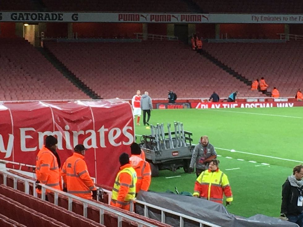 Ramsey i ndihmuar nga një trajner i stafit teknik të Arsenalit.