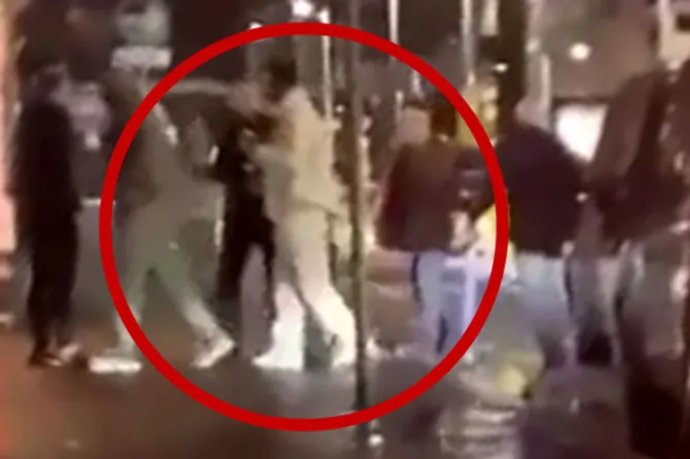 Rashford eci drejt derës së klubit me shoqëruesit e tij të premten në orën 00:31 të mëngjesit