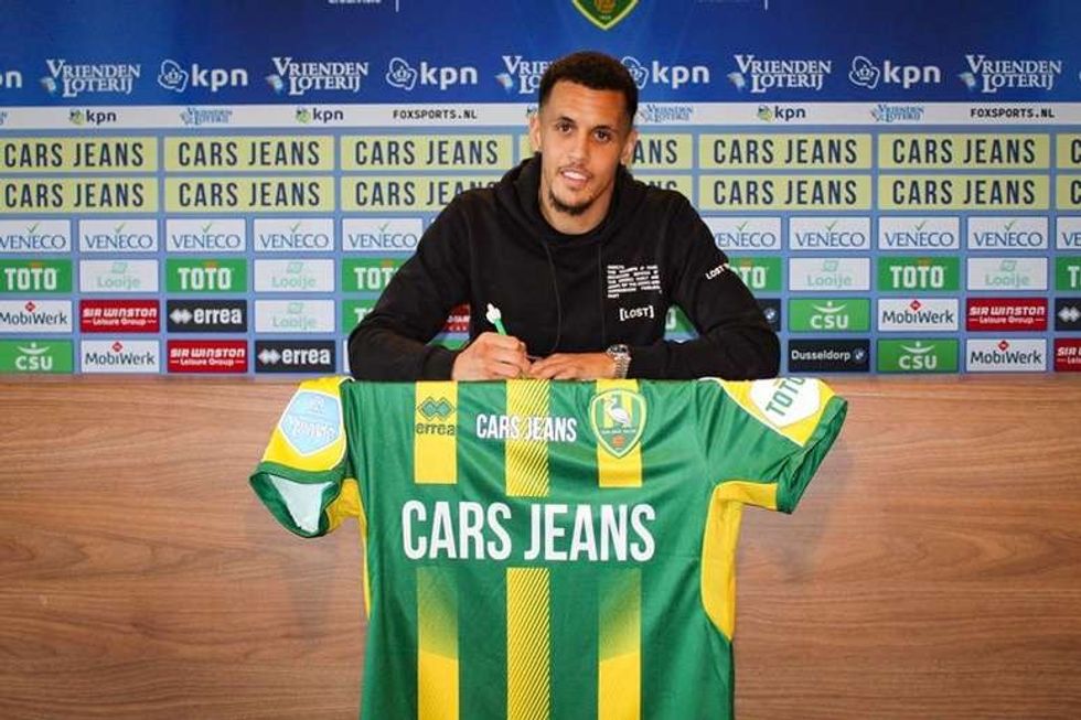 ravel morrison posa con la camiseta del ado den haag el dia de su fichaje el 21 de septiembre de 2020 twitter adodenhaag