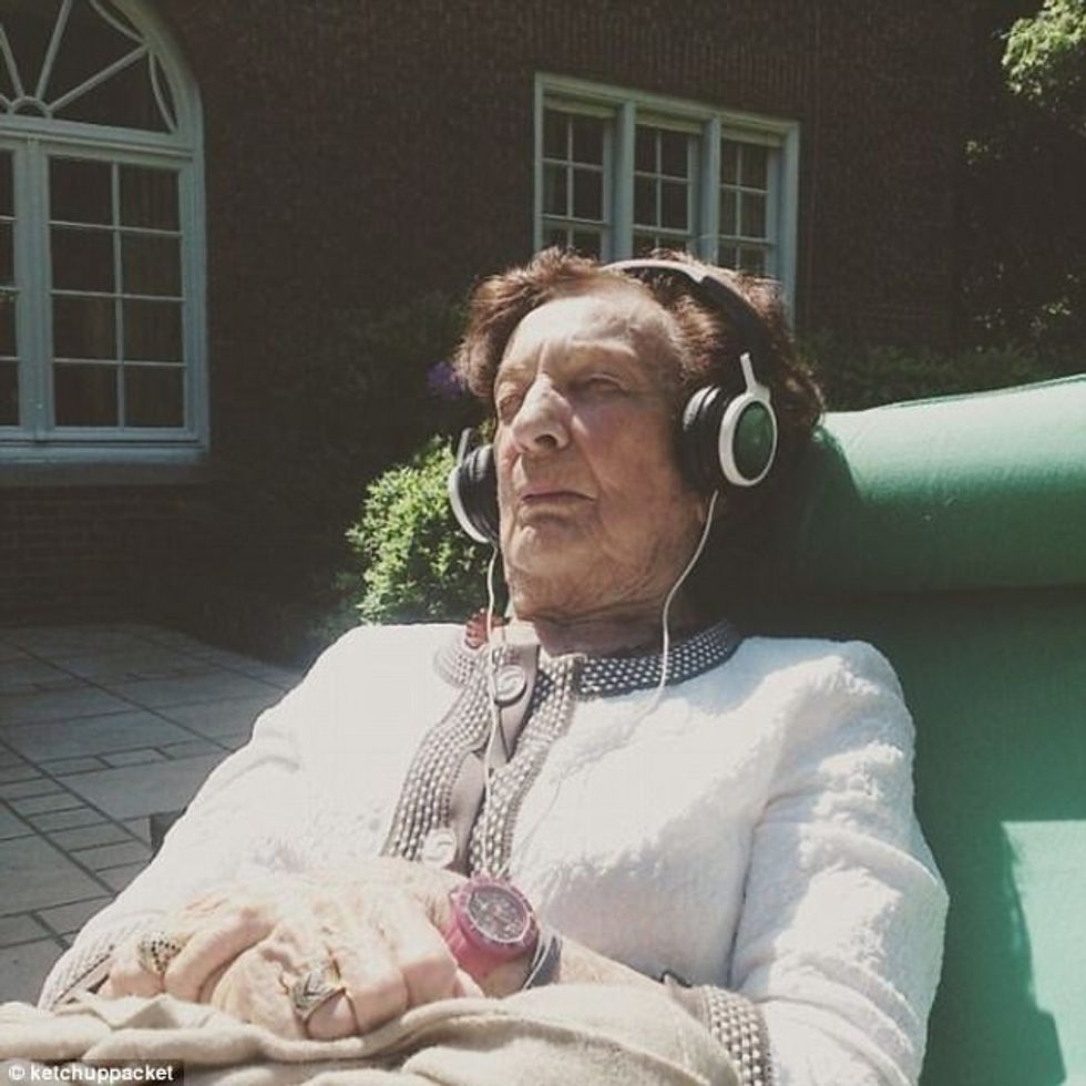 Reagimet e gjyshërve që provuan diçka për herë të parë foto 4