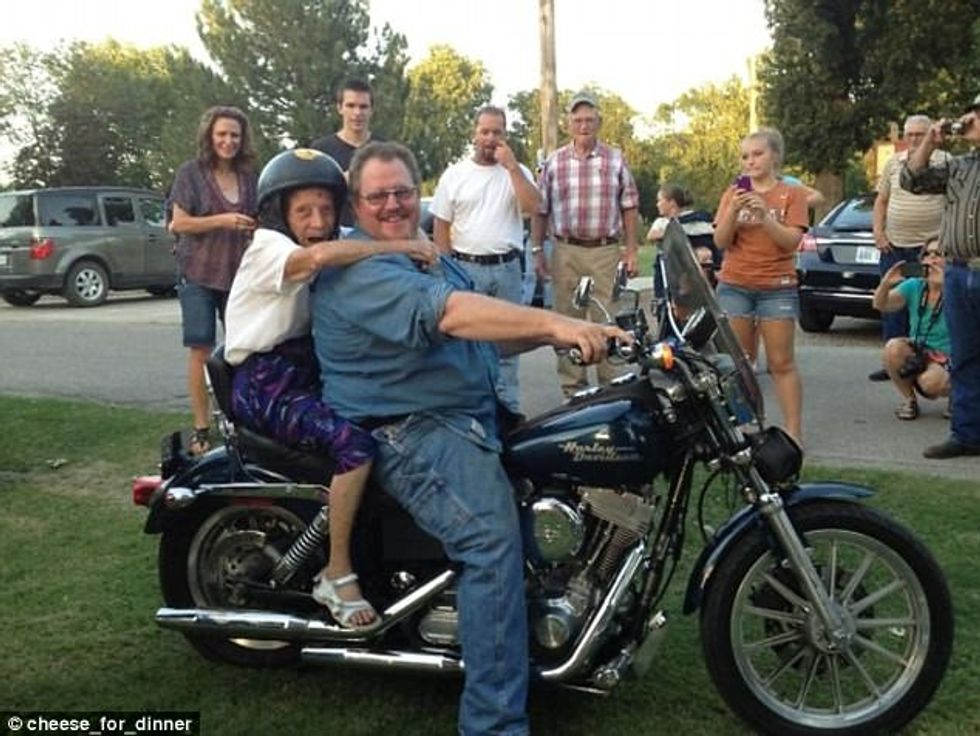 Reagimet e gjyshërve që provuan diçka për herë të parë foto 8