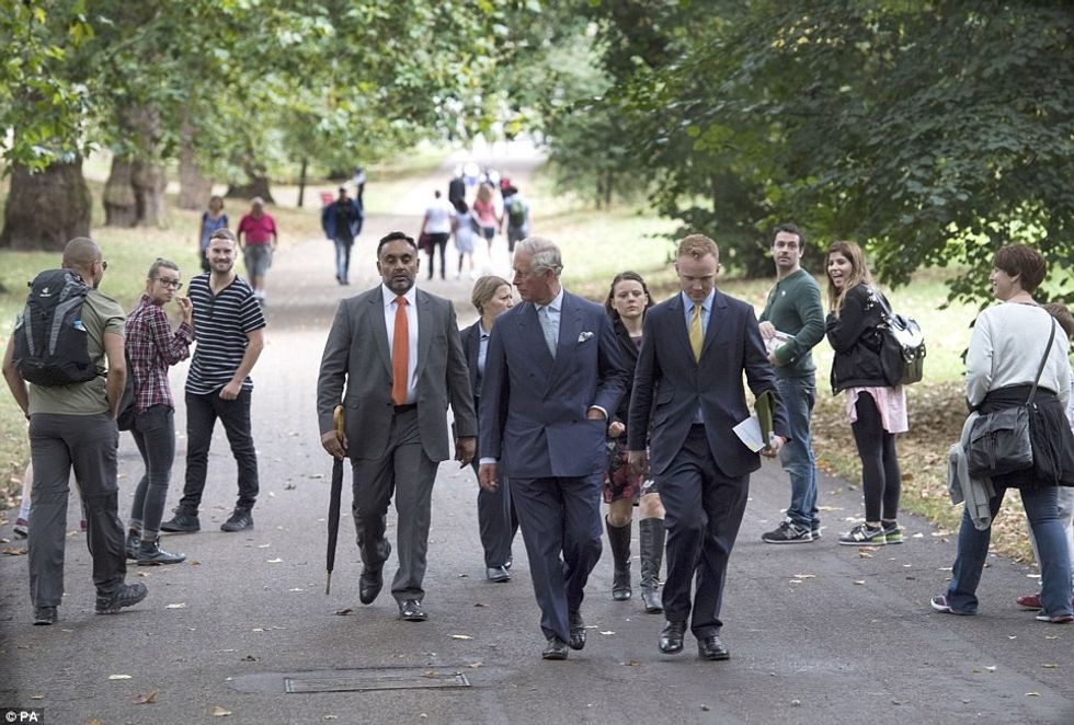 Reagimi i vrapuesve që kaluan pranë princit foto 3