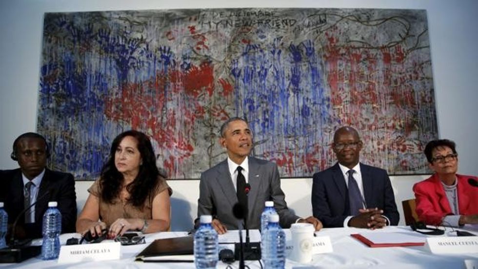 REFILE - UPDATING NAMES IN CAPTION 
U.S. President Barack Obama (C) attends a meeting with Cuban dissidents Nelson Matute (L), Miriam Celaya (2nd L), Manuel Cuesta (2nd R), Miriam Leiva and others (not pictured) at the U.S. embassy in Havana, Cuba, March 22, 2016. REUTERS/Carlos Barria