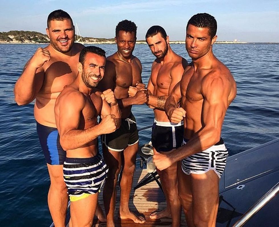 Regufe - e majta e dyta - ka qenë një bashkëpunëtor i ngushtë i sulmuesit legjendar që nga viti 2018.