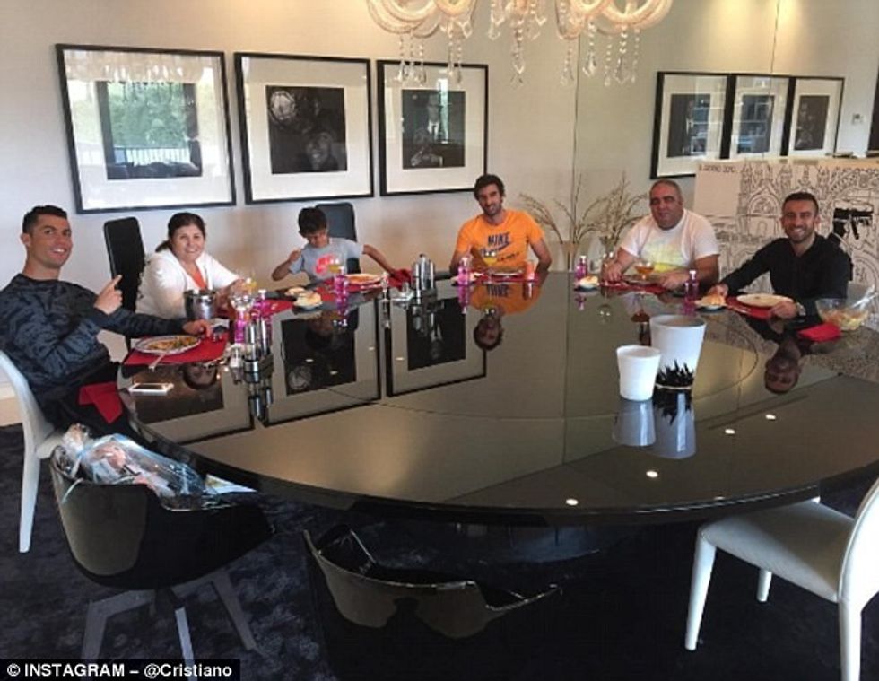 Regufe përmbush rolin e menaxherit personal të Ronaldos dhe kalon shumë kohë me familjen e tij