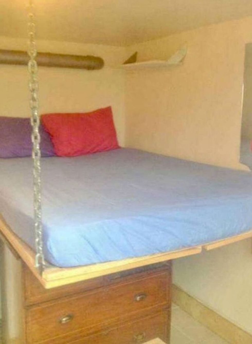 Reklamon banesën për ta dhënë me qira diçka nuk eshte ne rregull me shtratin foto 2