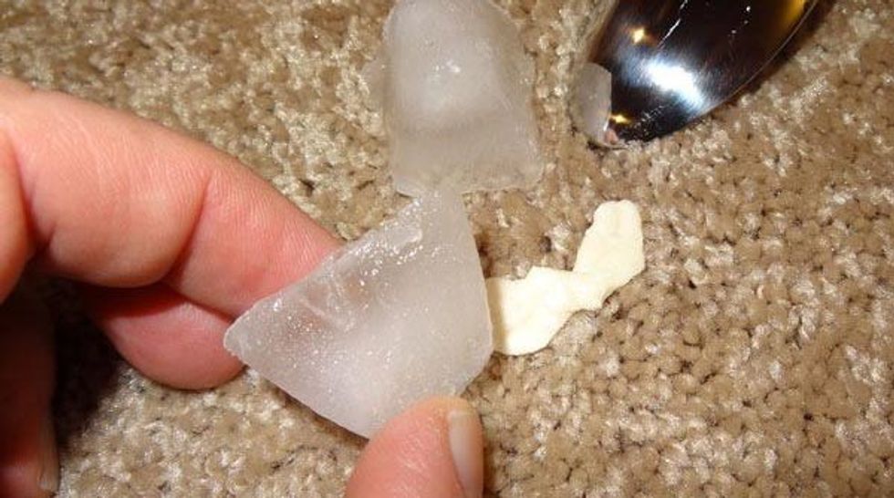 Removing Chewing Gum from the Carpet Using Ice Cubes 03 0506020004