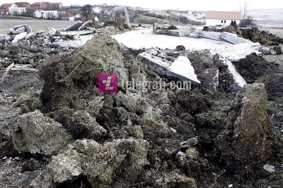 renimi i shtepive ne fshatin Hade foto Ridvan Slivova 5