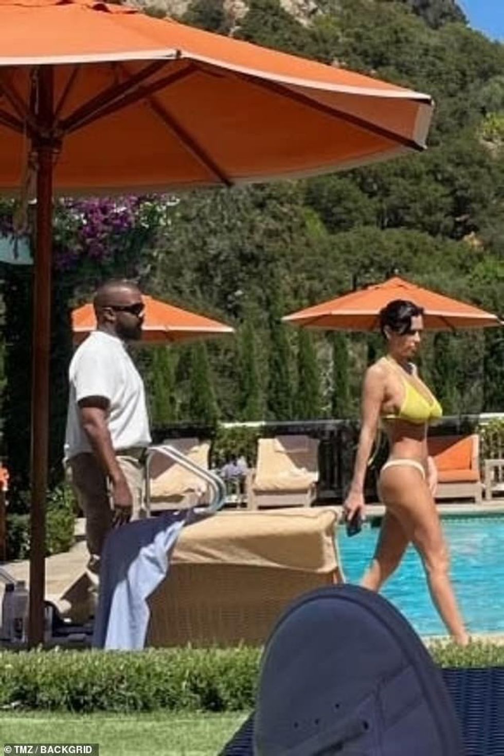 Reperi 47-vjeçar, 47 vjeç, dhe gruaja e tij u panë në zonën e pishinës së San Ysidro Ranch në Montecito. Ajo kishte veshur bikini të verdha të pakta me fund ngjyrë bezhë, ndërsa ai mbulohej plotësisht