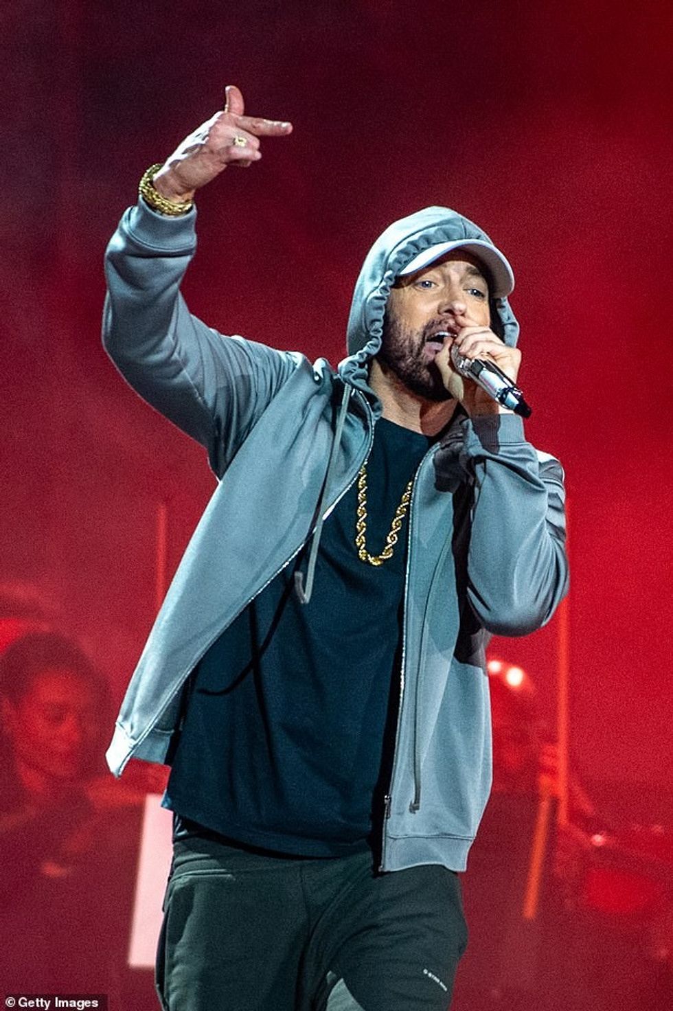 Reperi amerikan, emri i vërtetë i të cilit është Marshall Mathers, siguroi 45,000 shitje në top listë me këtë album në javën e parë, duke e rrëzuar Kasabian nga vendi i parë.