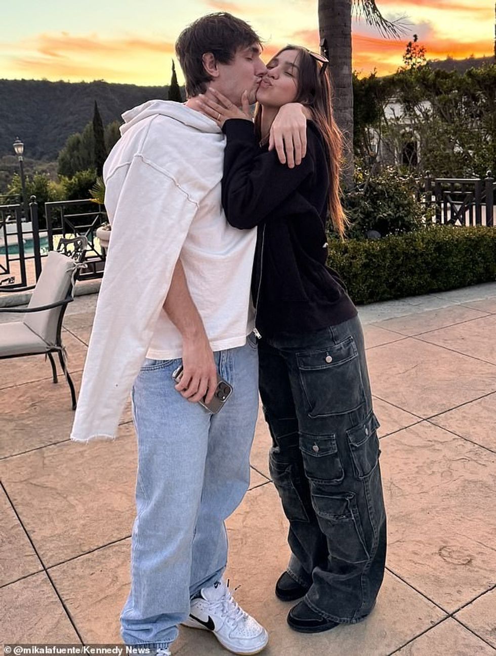 Reperi e pyeti modelen - e cila është në lidhje me influencuesin e TikTok, Bryce Hall, 24 vjeç - nëse donte të 'shoqërohej' dhe të dëgjonte albumin e tij të ri, por modelja nuk pranoi.