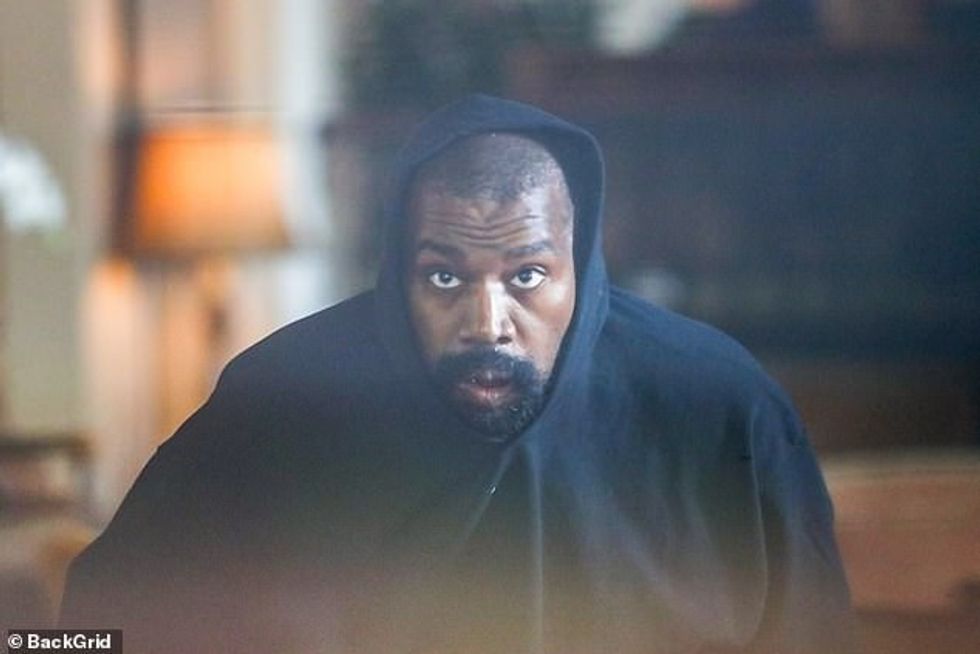 Reperi i Flashing Lights kishte veshur një xhup të zi dhe pantallona të ngjashme