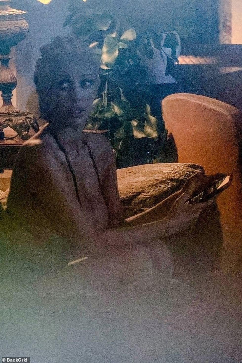 Restoranti i nivelit të lartë në Los Anxhelos, i cili u kërkon të ftuarve të vishen me veshje të rastësishme biznesi, pa Biankën të ndezë gjoksin e saj ndërsa ajo shpërfillte rregullat.