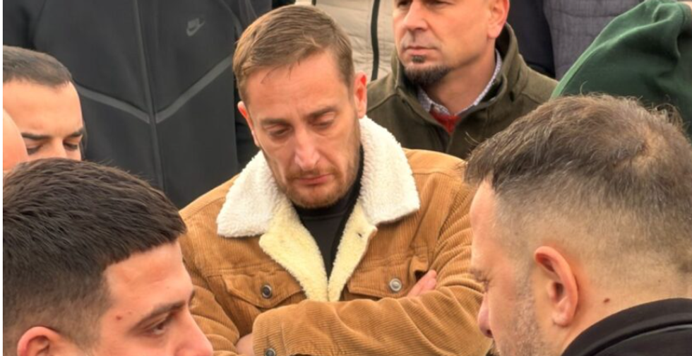 i-pranishem-ne-ceremonine-e-varrimit-rezart-veleshnja-mbi-tre-mije-njerez-per-ty-o-vellai-im-shpat