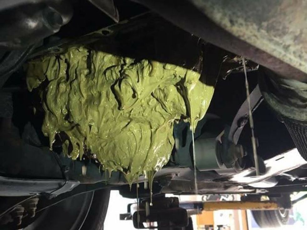 Rezultati i zbrazjes së detergjentit për pastrimin e xhamave në motorin e makinës foto 3